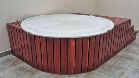 Lisi hidroterapia, Bañeras hidromasaje, saunas secos, baños de vapor, duchas escocesas, decks de mad