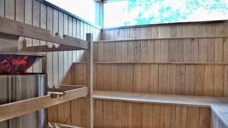 Lisi hidroterapia, Bañeras hidromasaje, saunas secos, baños de vapor, duchas escocesas, decks de mad