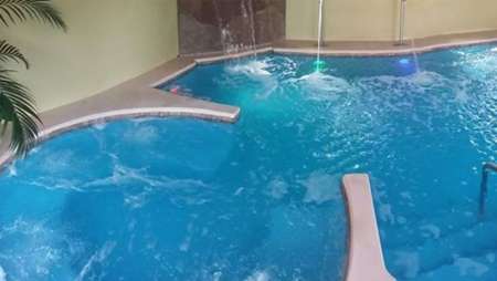 Lisi hidroterapia, Bañeras hidromasaje, saunas secos, baños de vapor, duchas escocesas, decks de mad