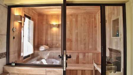 Lisi hidroterapia, Bañeras hidromasaje, saunas secos, baños de vapor, duchas escocesas, decks de mad
