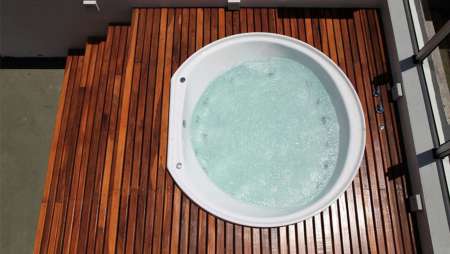 Lisi hidroterapia, Bañeras hidromasaje, saunas secos, baños de vapor, duchas escocesas, decks de mad