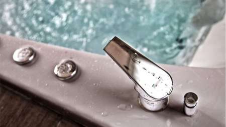 Lisi hidroterapia, Bañeras hidromasaje, saunas secos, baños de vapor, duchas escocesas, decks de mad