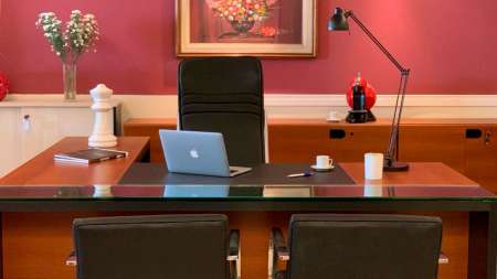 Muebles de oficina y hogar y deco; escritorios, sillas, mostradores, sillones