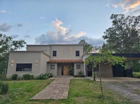 Linda casa en barrio privado en San Lorenzo Chico