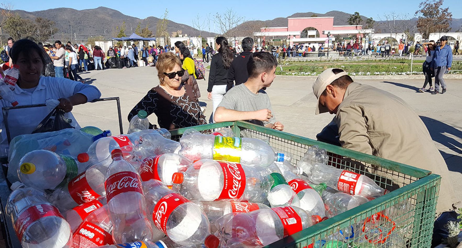 La gente haciendo el canje de sus envases