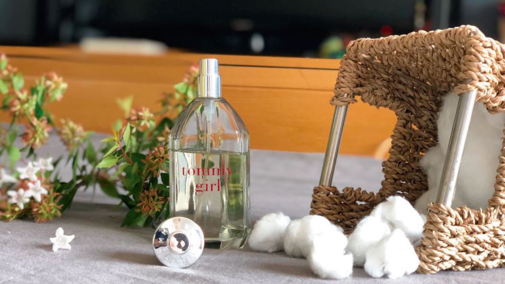 Colocar bolitas de algodón perfumadas en tus cajones