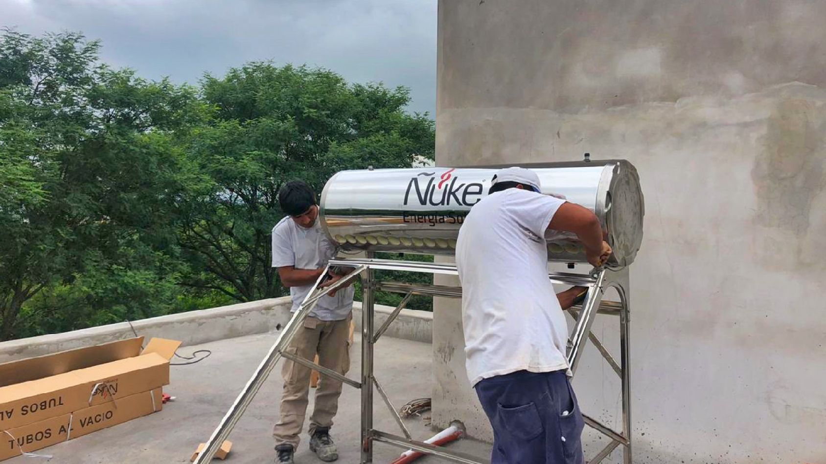 El equipo de Nuevas energías colocando el termotanque solar en la casa de Horten.