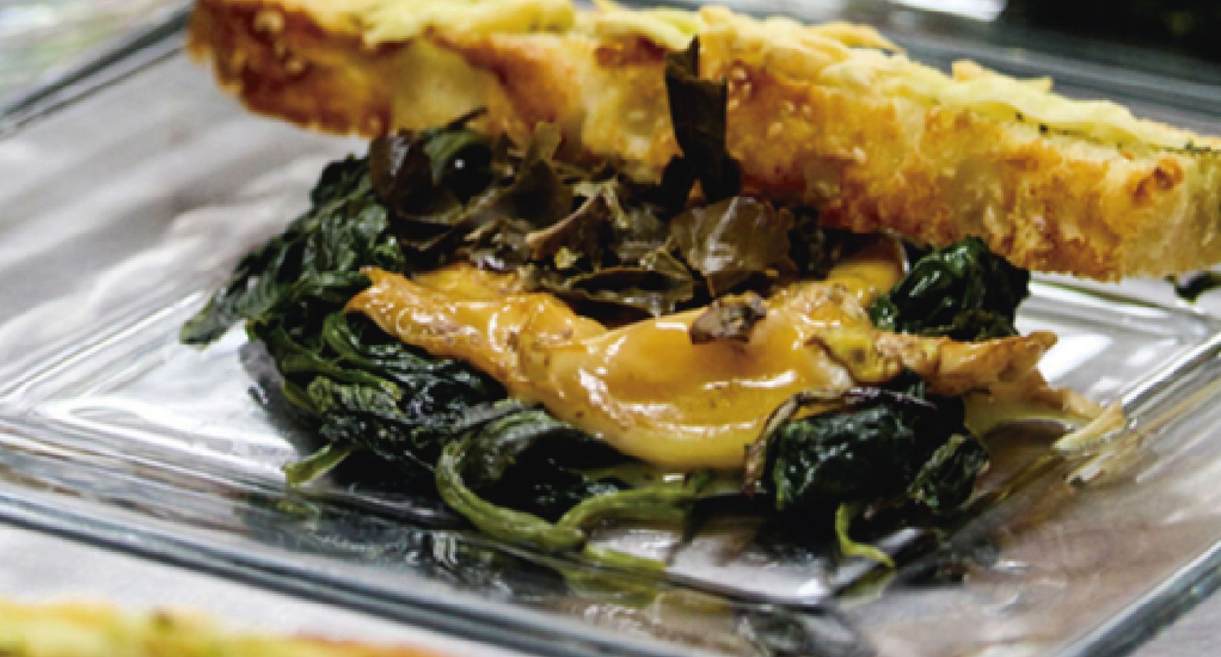 Espinaca salteada con huevo poché en té verde otoño.