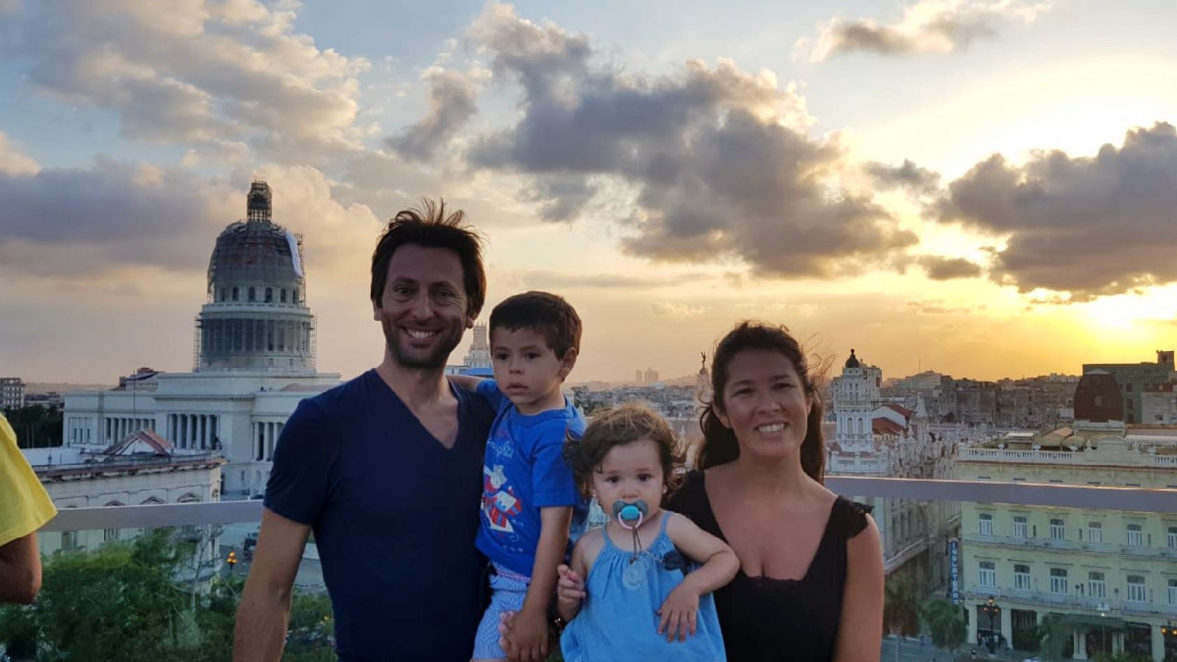 Carlos de los Ríos, de Trinity Viajes, y su familia en Cuba