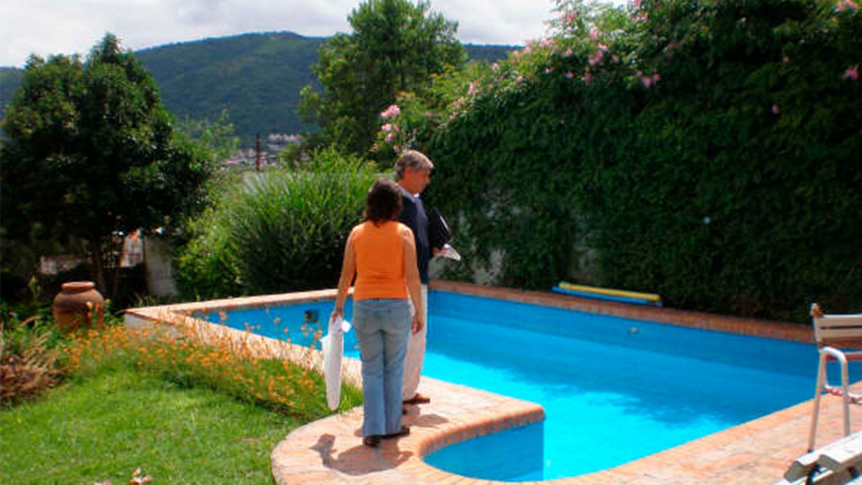 La pileta antes de cavarle alrededor y de ponerle el deck